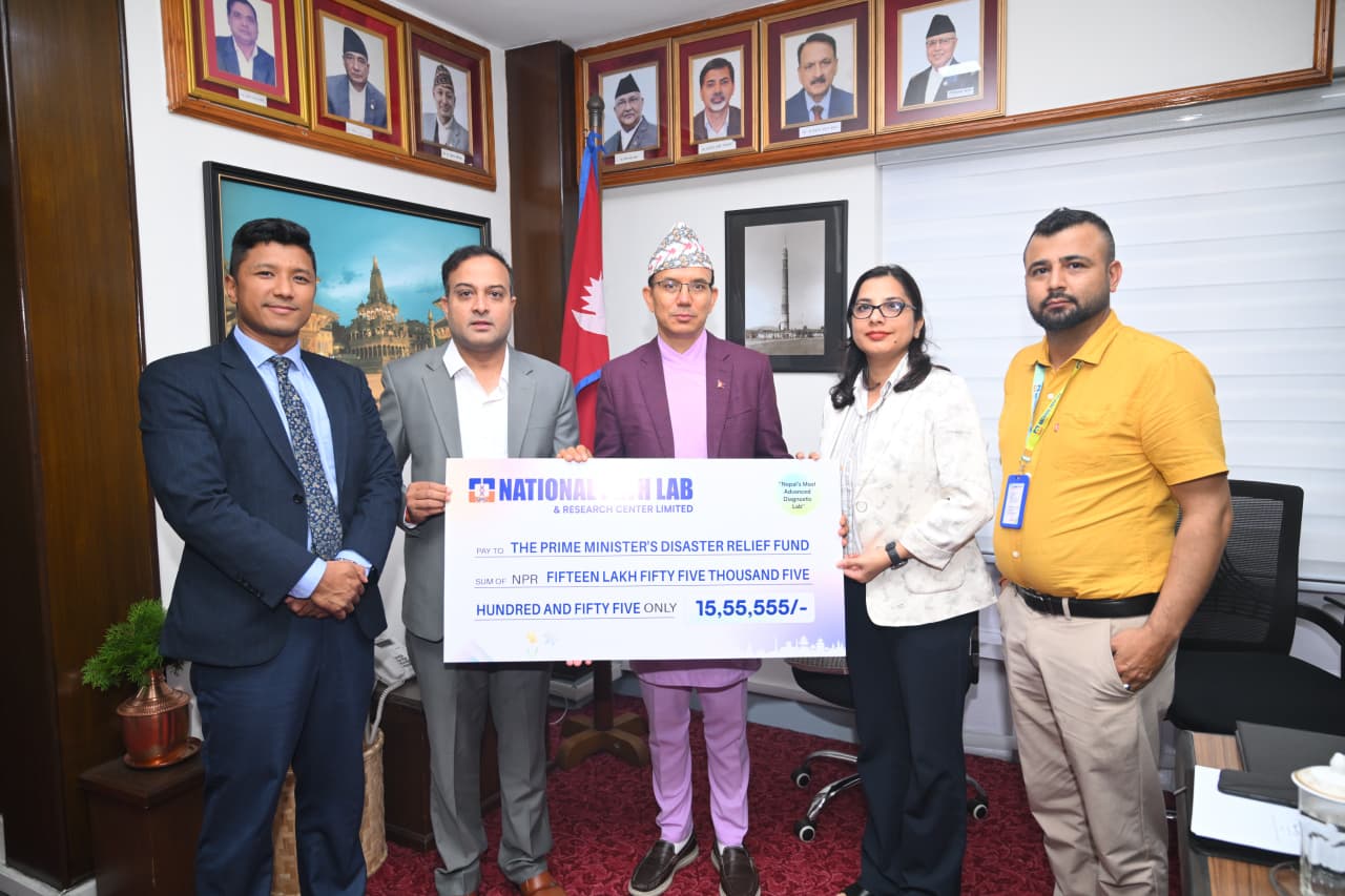 बाढीपीडितको सहयोगका लागि नेशनल प्याथ ल्याबले दियो १५ लाख ५५ हजार